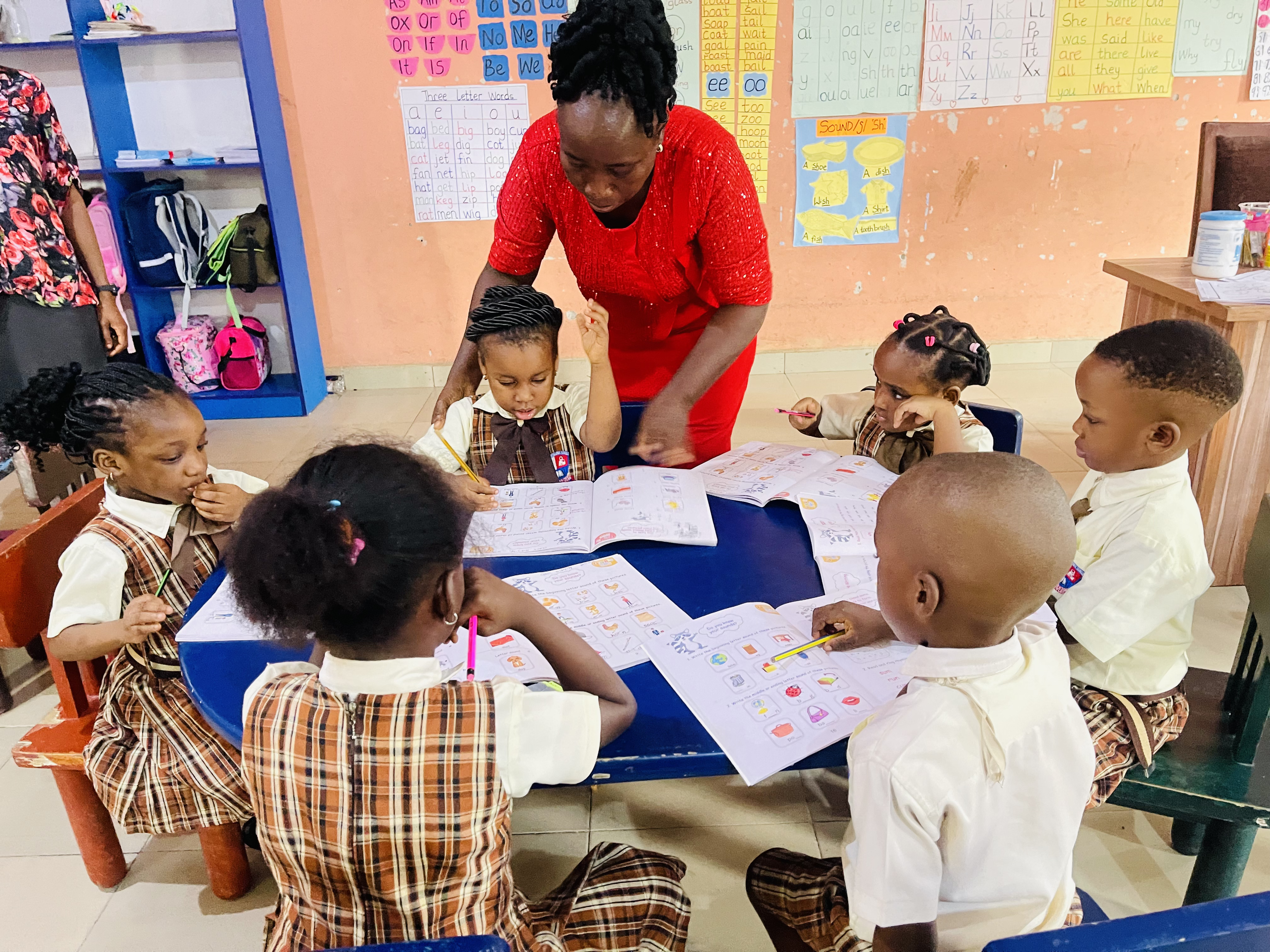 A BOBAES teacher guiding pupils during classroom work